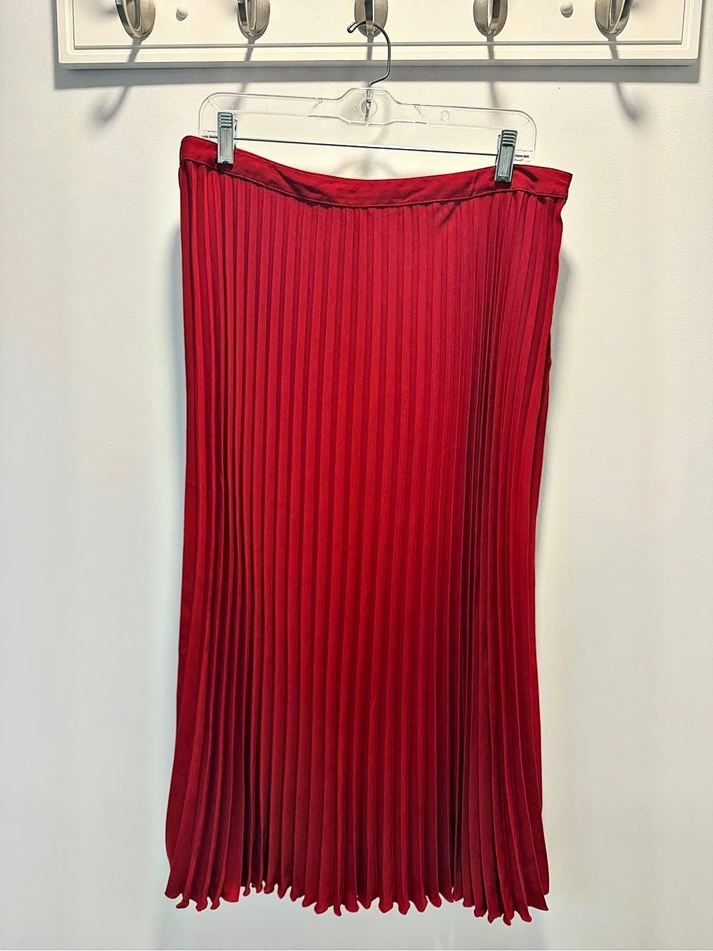 H&M Pleated Midi Skirt in Red Size Medium